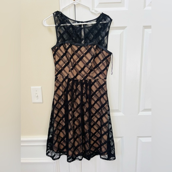 Gorgeous like new black lace Adrianna Papell size 6 black and cream dress - Picture 2 of 7